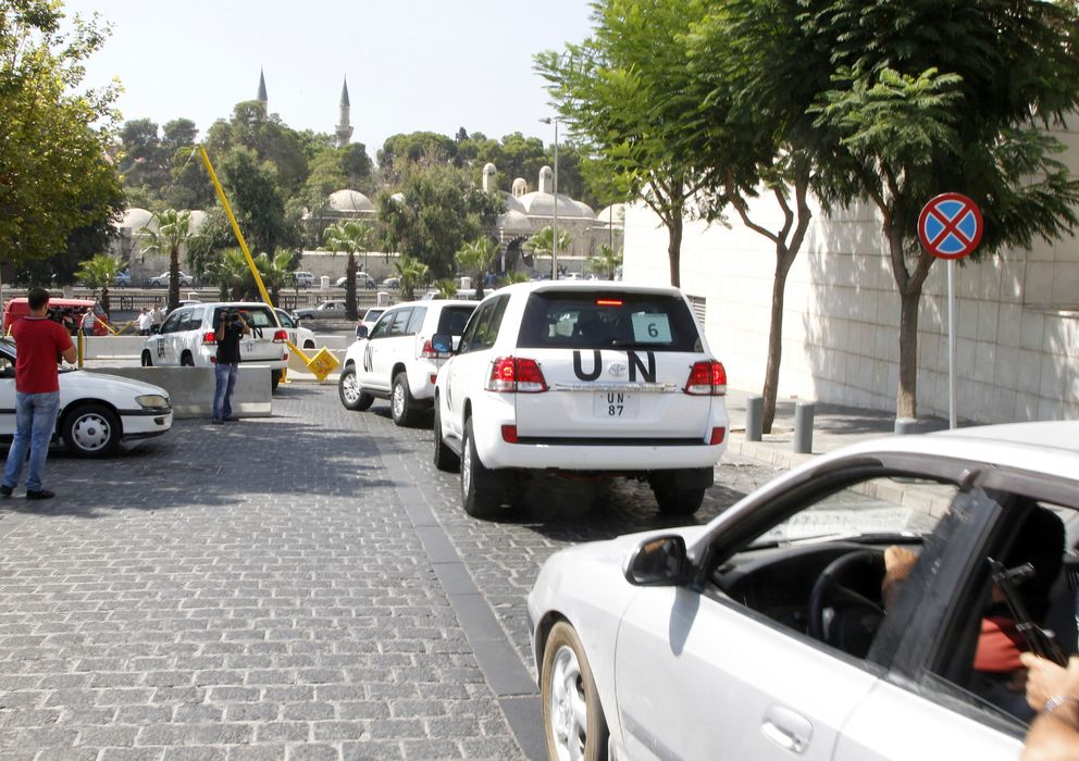 Foto: El convoy de inspectores parte en Damasco hacia la zona donde tuvo lugar el ataque químico (Reuters).