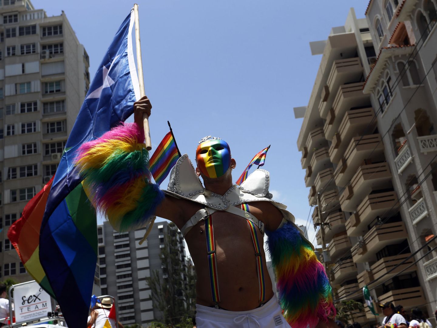 Una persona encabeza la manifestación en defensa de los transgénero en Puerto Rico. (EFE)