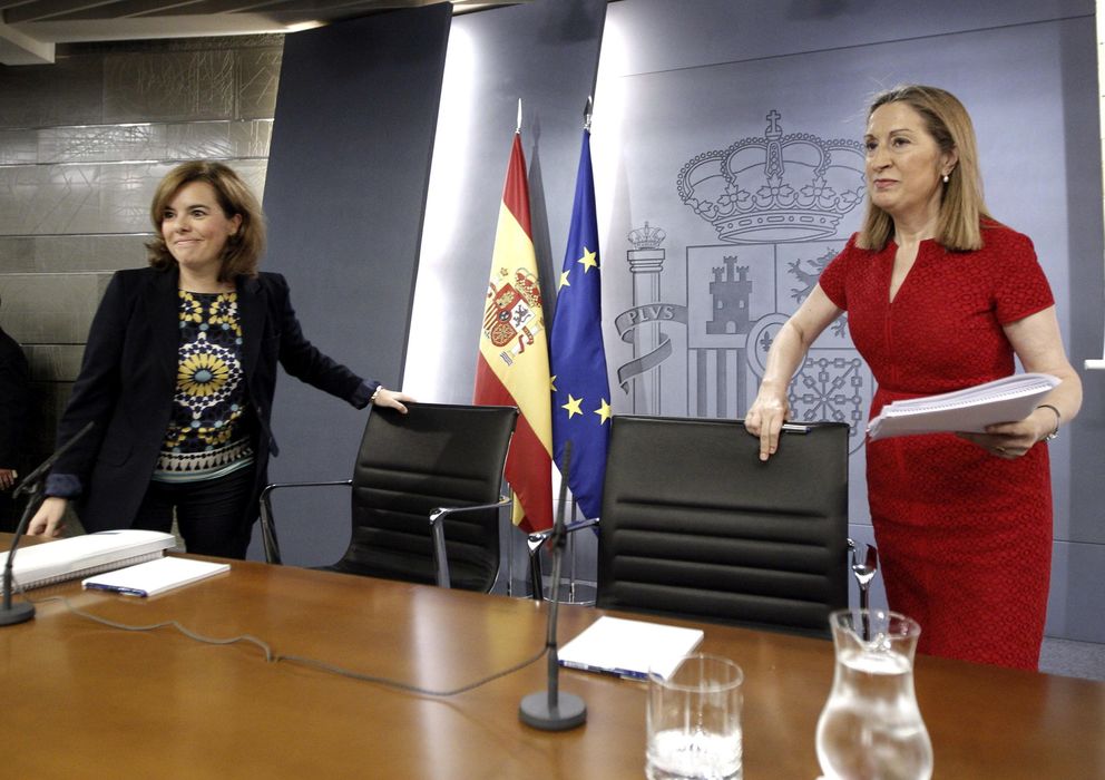 Foto: La ministra Ana Pastor (d) junto a la vicepresidenta Sáenz de Santamaría (EFE)