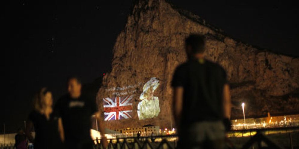 Foto: Provocación de Londres y Gibraltar: una gigante Isabel II ‘se adueña’ del Peñón