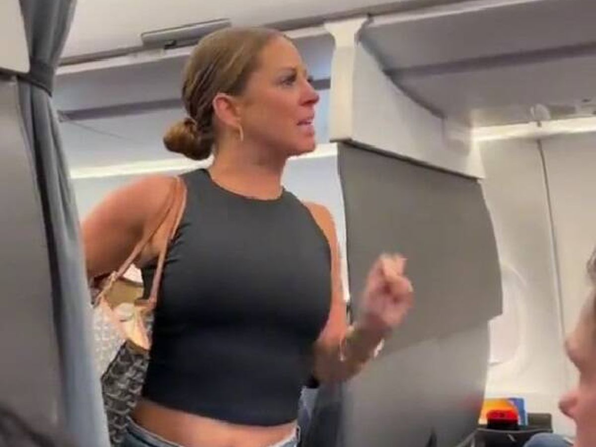 Foto: Una mujer siembra el pánico en un avión en pleno vuelo al levantarse y dar este discurso. (Twitter)