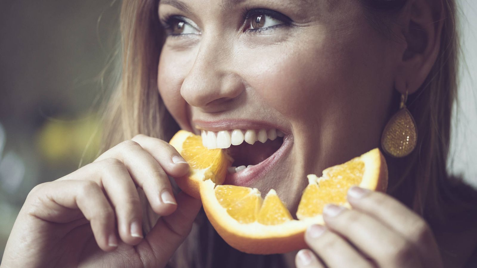 Foto: La naranja puede ayudarte a tener los dientes más blancos. (Foto: iStock)