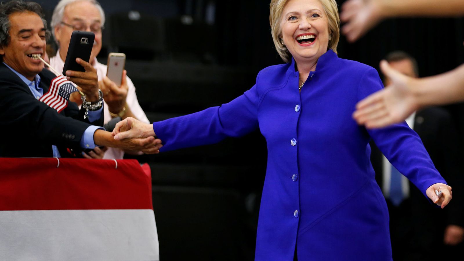 Foto: Hillary Clinton saluda a sus partidarios a la llegada de un mitin en Long Beach, California, el 6 de junio de 2016 (Reuters)