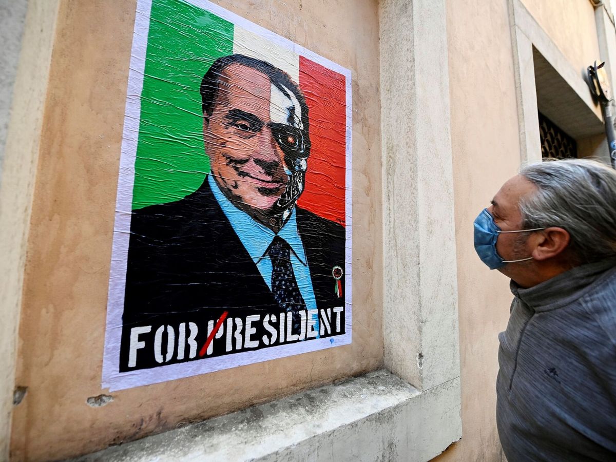 Foto: Un mural de Silvio Berlusconi en Roma. (EFE/EPA/Riccardo Antimiani)