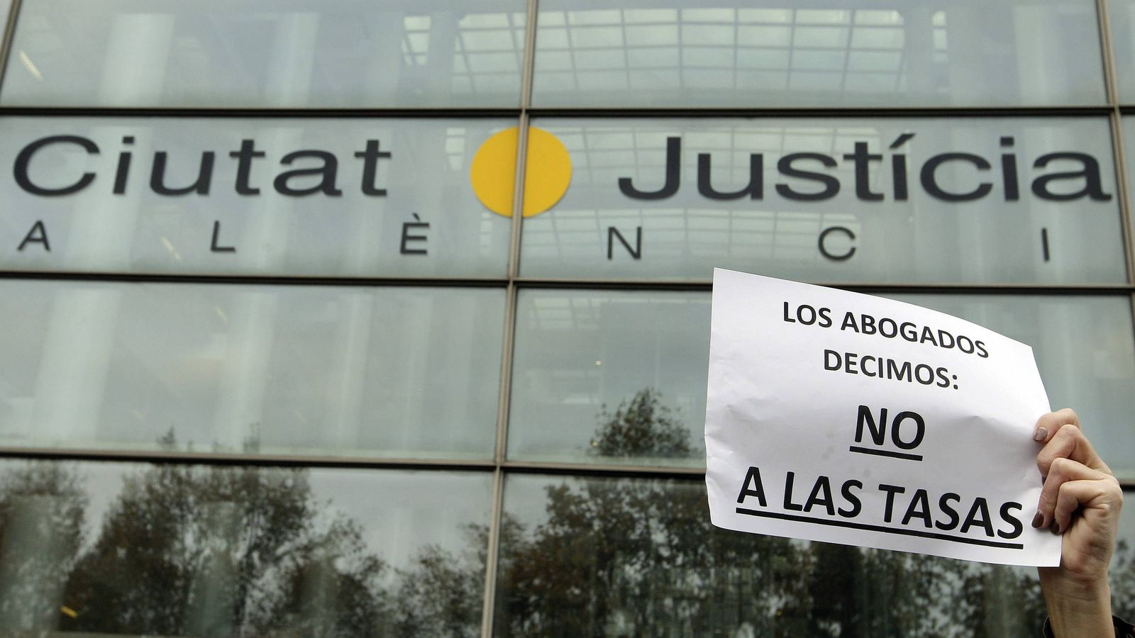 Foto: Una protesta contra las tasas judiciales en la Ciudad de la Justicia de Valencia. (EFE)