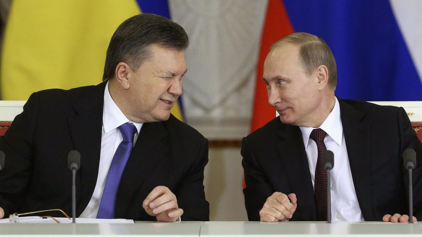 El presidente ucraniano Viktor Yanukovich junto a Putin tras firmar un acuerdo en Moscú (Reuters).