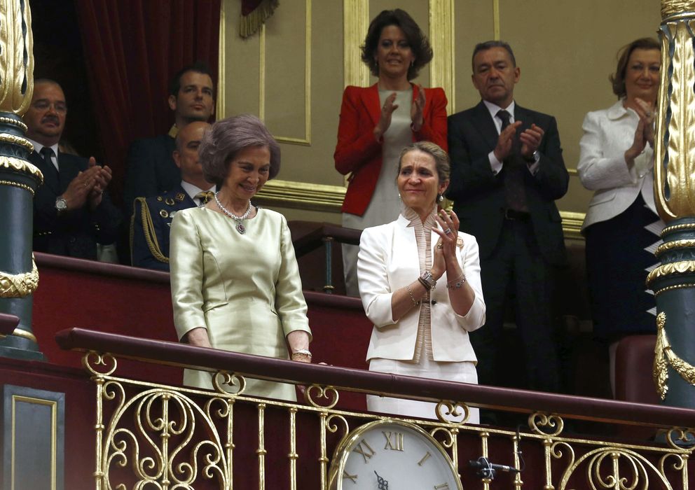 Foto: La infanta Elena visiblemente emocionada en el Congreso durante la coronación de Felipe VI (Gtres)