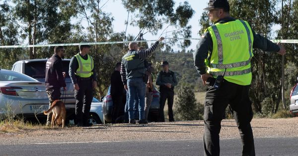 Foto: La Guardia Civil inspecciona el paraje en el que se halló el cuerpo de Laura Luelmo. (EFE)