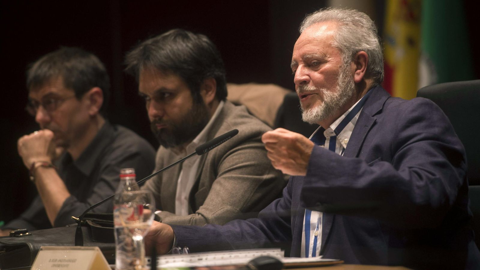 Foto: Julio Anguita, durante un coloquio celebrado en Córdoba, el pasado mes de abril, junto a Juan Carlos Monedero. (Efe)