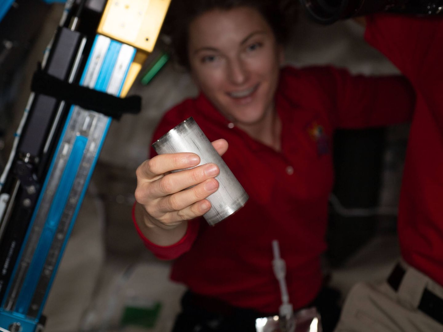 La astronauta Kayla Barron sustituye un filtro en el procesador de salmuera de la Estación Espacial. (NASA)