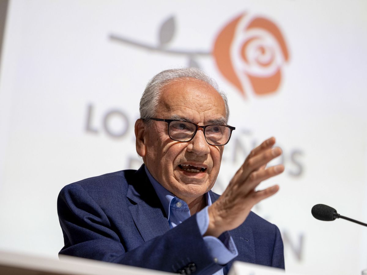 Foto: Alfonso Guerra durante su intervención en la presentación del libro 'Aquel PSOE, los sueños de una generación'. (EFE/Daniel González)