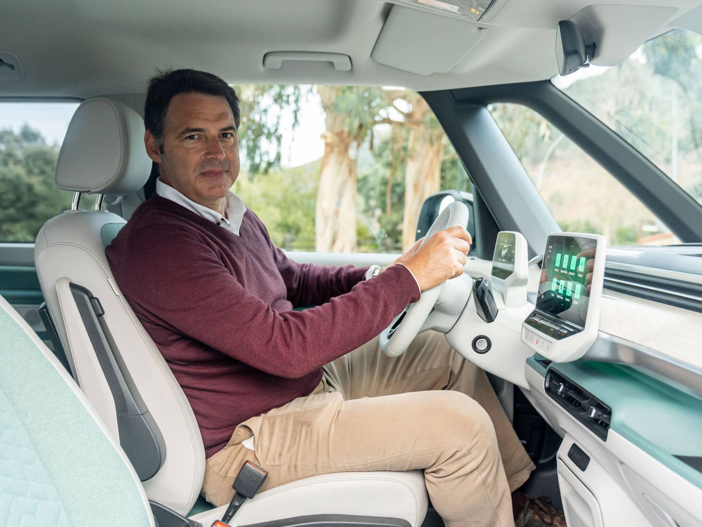 Alberto Teichman, director general de Volkswagen Vehículos Comerciales, al volante del ID.Buzz.