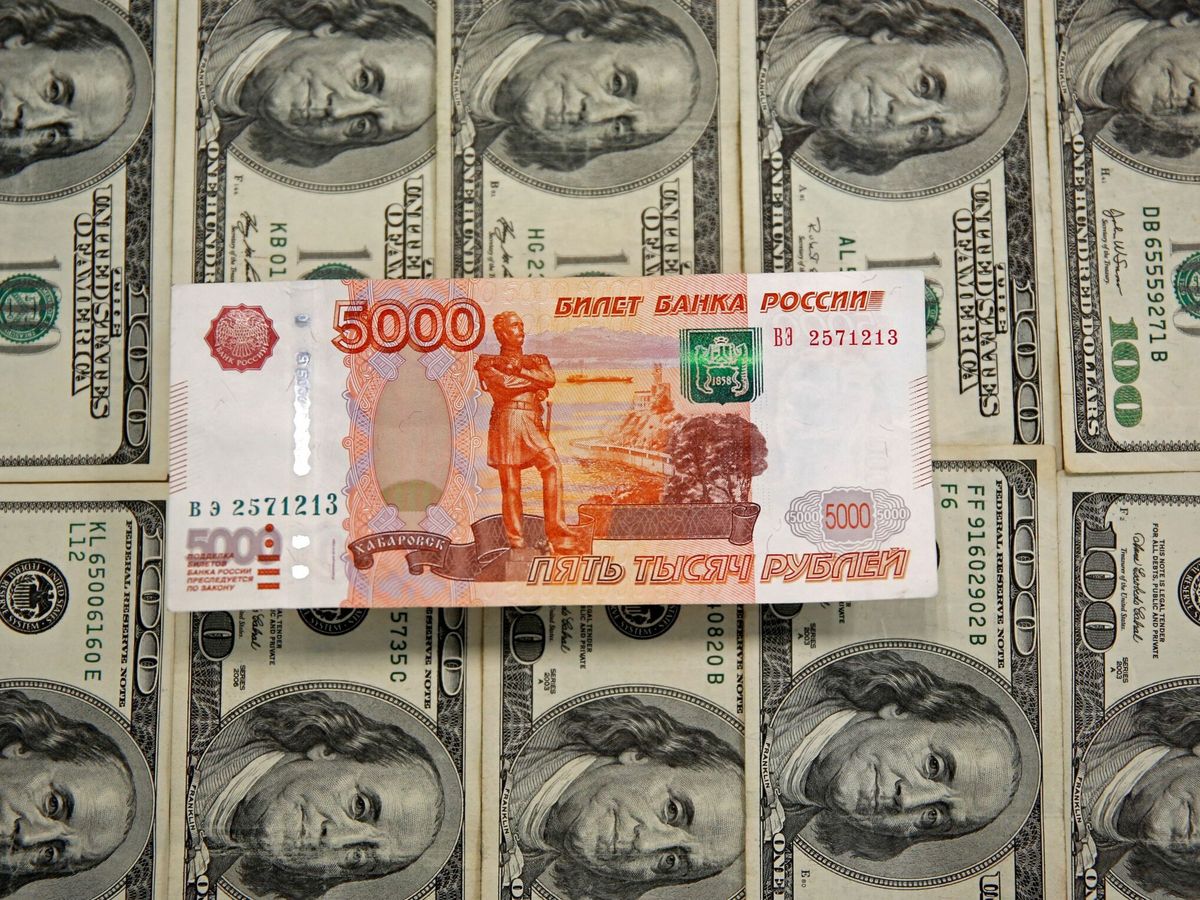 Foto: Billete de un rublo junto a dólares. (Reuters/Dado Ruvic)