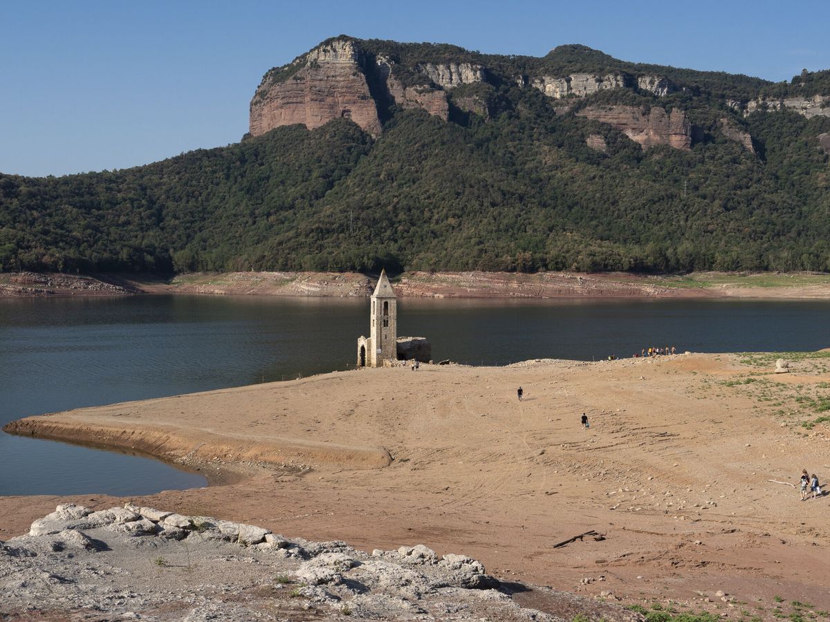 Foto: El pantano de Sau está al 39% por ciento de su capacidad debido a la sequía que sufre Cataluña. (EFE/David Borrat)