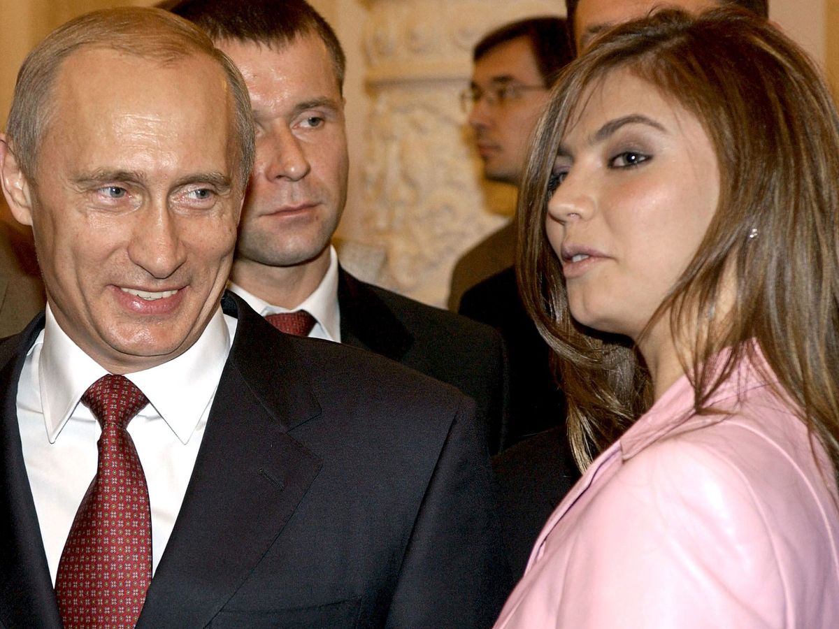 Foto: Foto de archivo de Vladímir Putin junto a Alina Kabaeva, en 2004. (Reuters/ITAR/TASS/Servicio de Prensa de Presidencia)