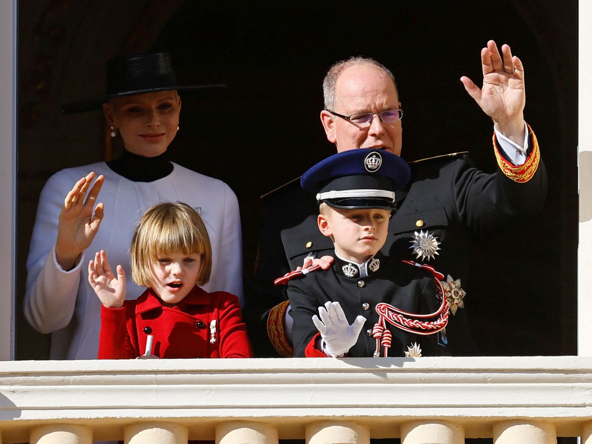 Foto: El príncipe Alberto de Mónaco y su familia saludan desde el balcón de palacio. (Reuters/Eric Gaillard)