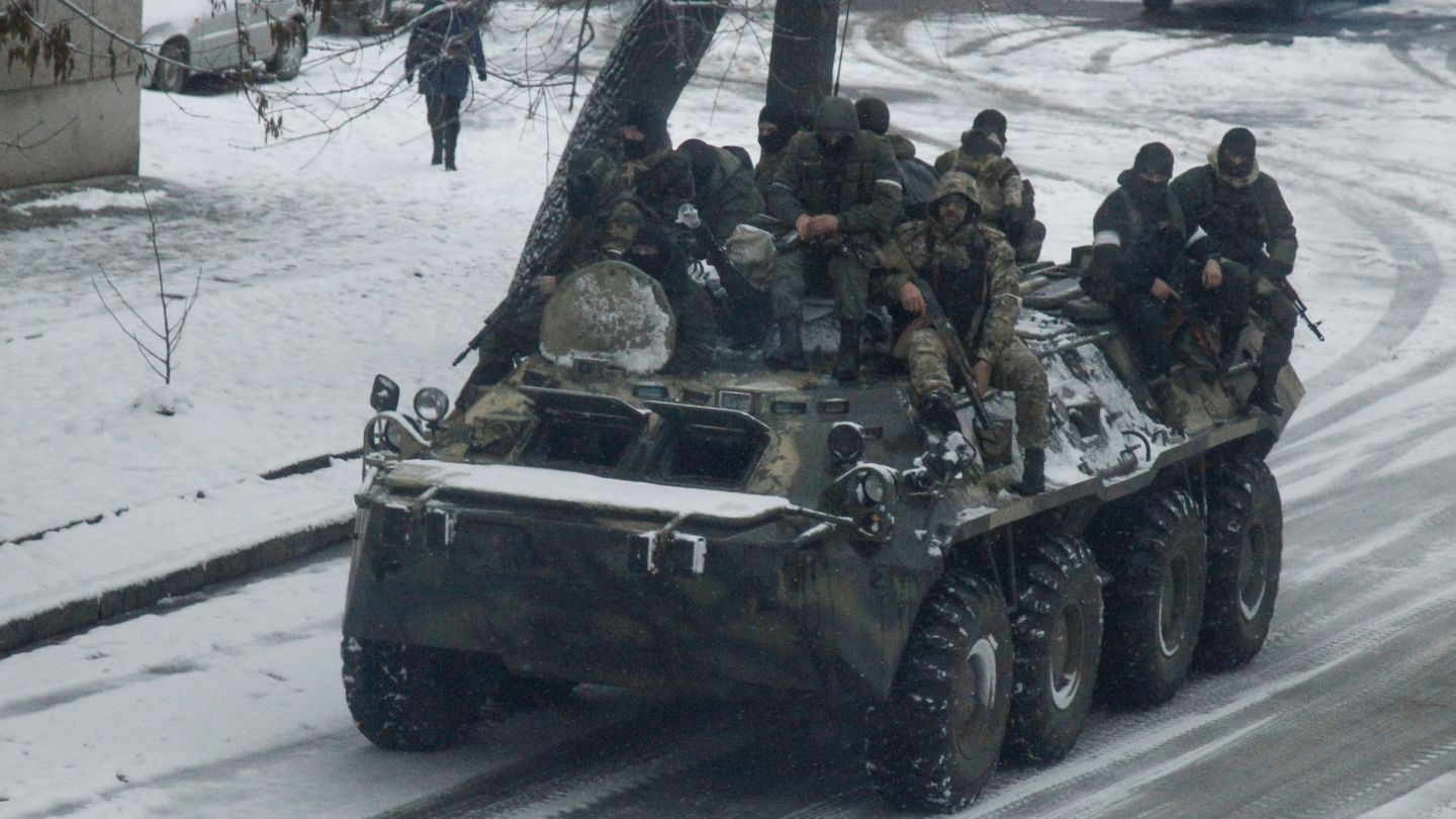 Hombres armados patrullan el centro de Luhansk en un blindado, el 23 de noviembre de 2017. (Reuters)