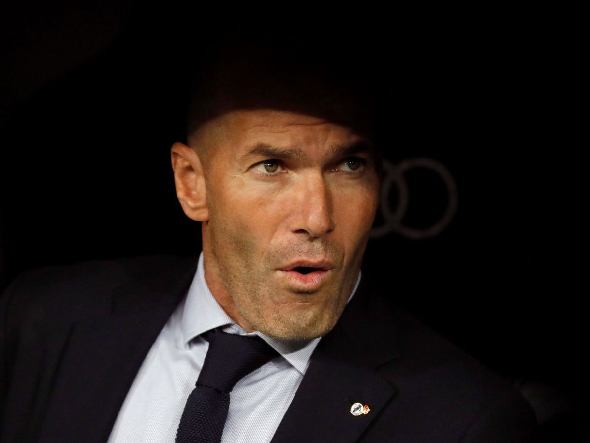 Foto: Zinédine Zidane suspira en el banquillo del Real Madrid. (EFE)