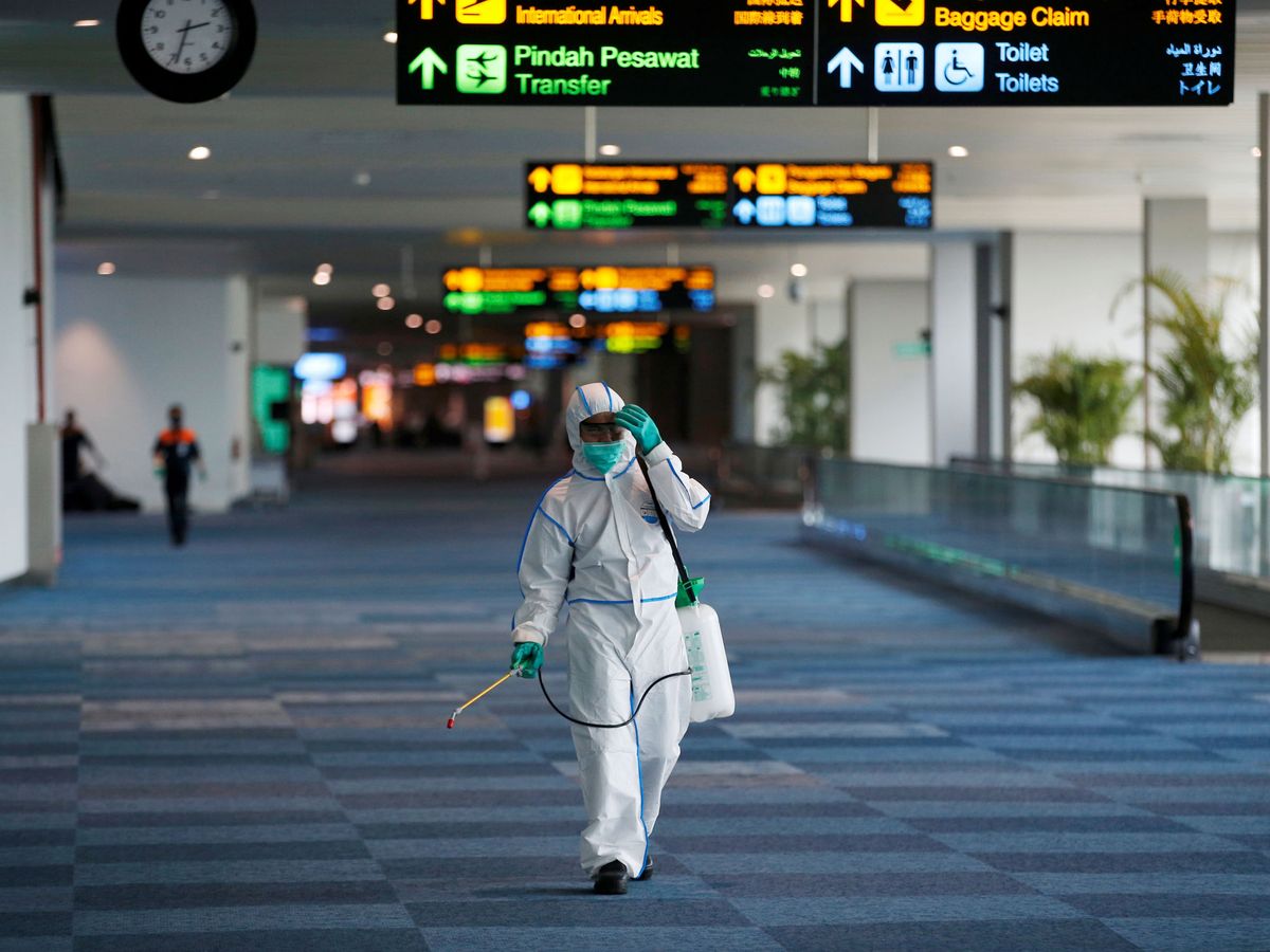 Foto: Un trabajador desinfectando el aeropuerto de Jakarta, Indonesia. (Reuters)