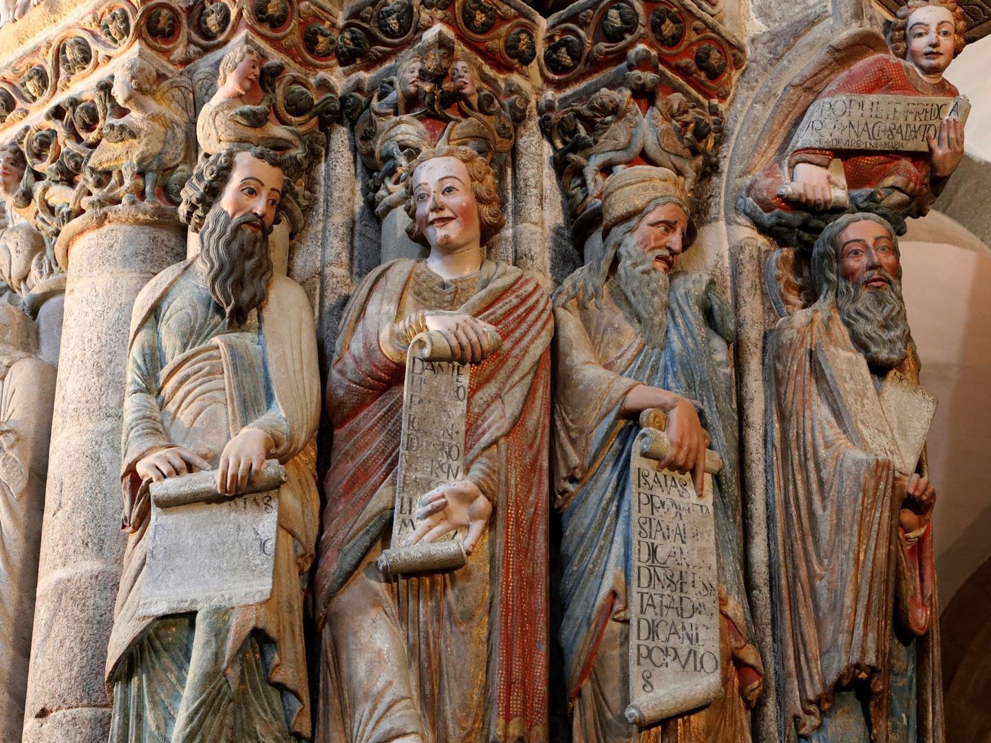 Detalle de esculturas que representan a los profestas Moisés, Isaías, Daniel y Jeremías en el arco lateral izquierdo del del Pórtico de la Gloria. (EFE)
