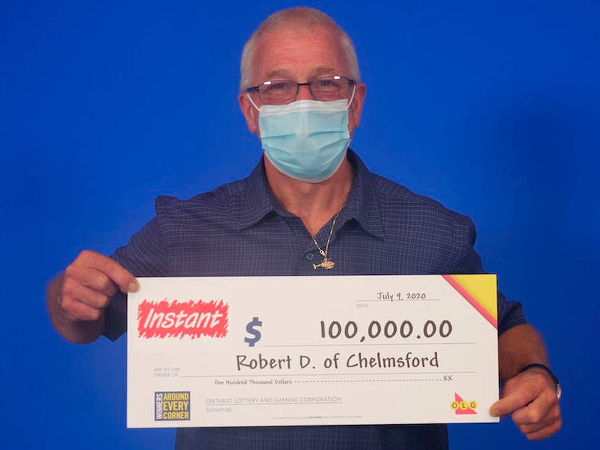 Foto: Robert Dagenais recibió su premio con todas las precauciones de seguridad (Foto: Ontario Lottery)