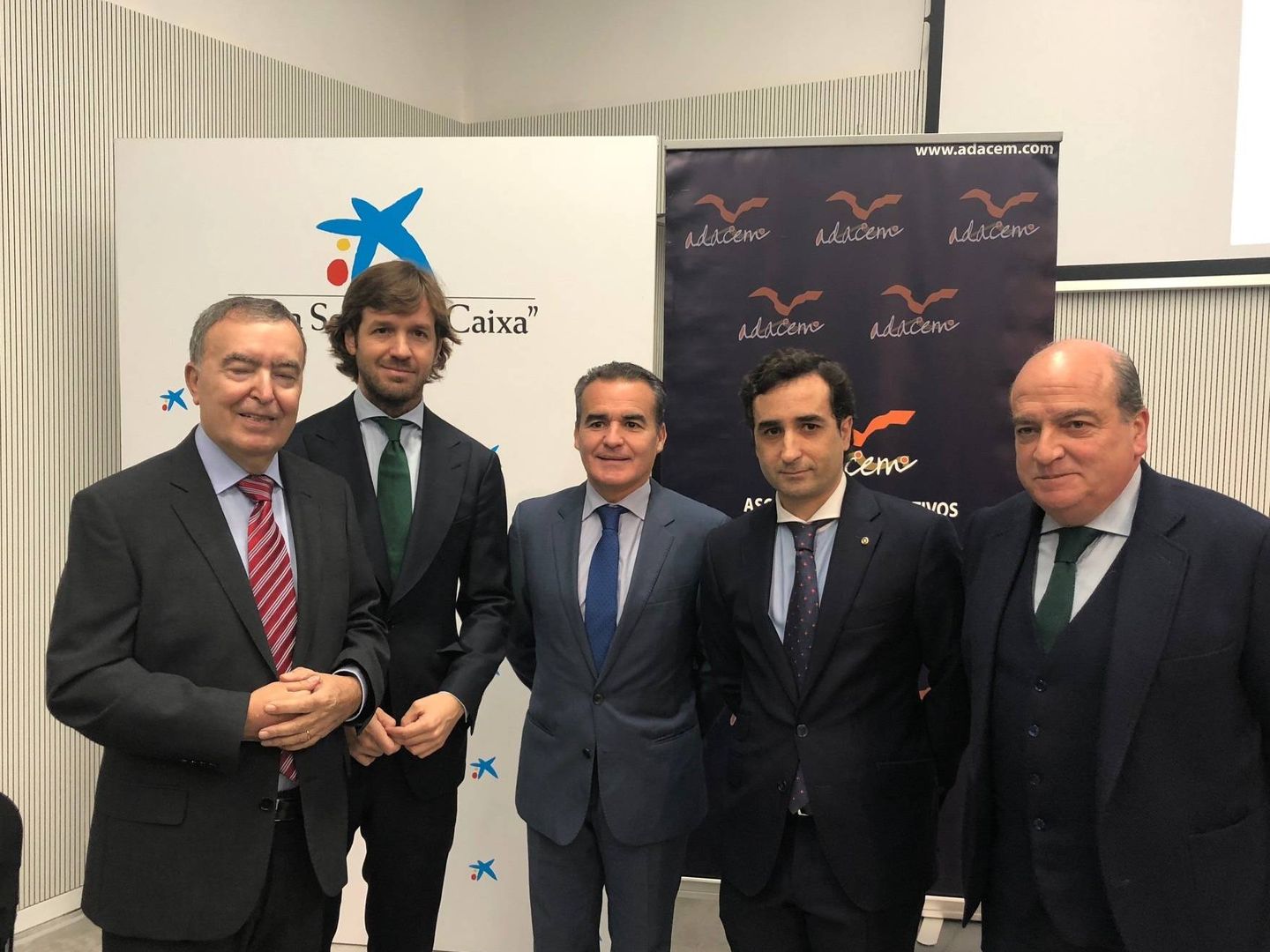 Rosauro Varo (segundo por la izquierda), con directivos de Adacem y Caixabank en Sevilla. (ADACEM)