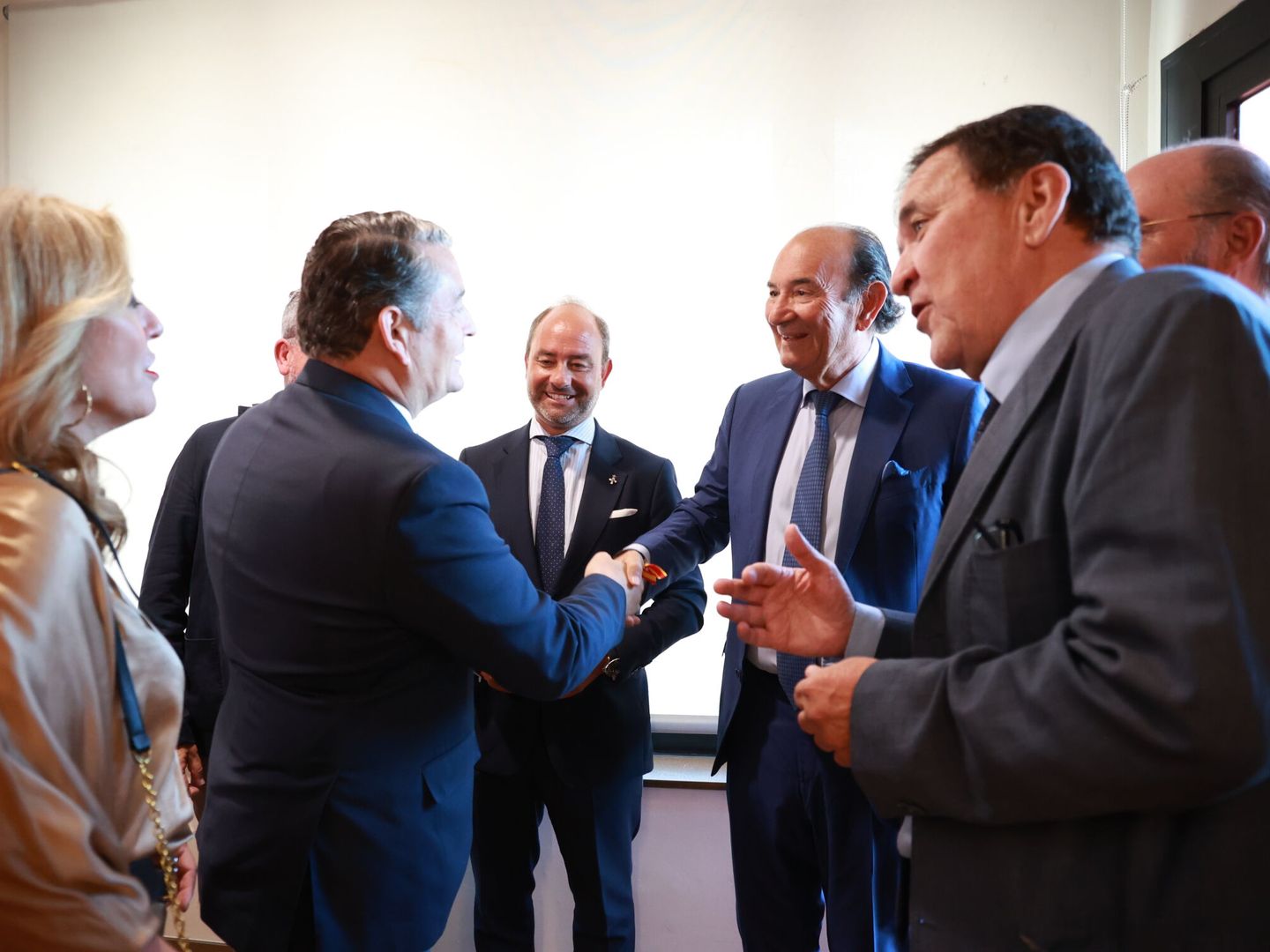 Antonio Sanz saluda al Félix Revuelta, ante la consejera de Economía, Carolina España, y el autor del libro, Pedro Luis Gómez. (Europa Press)