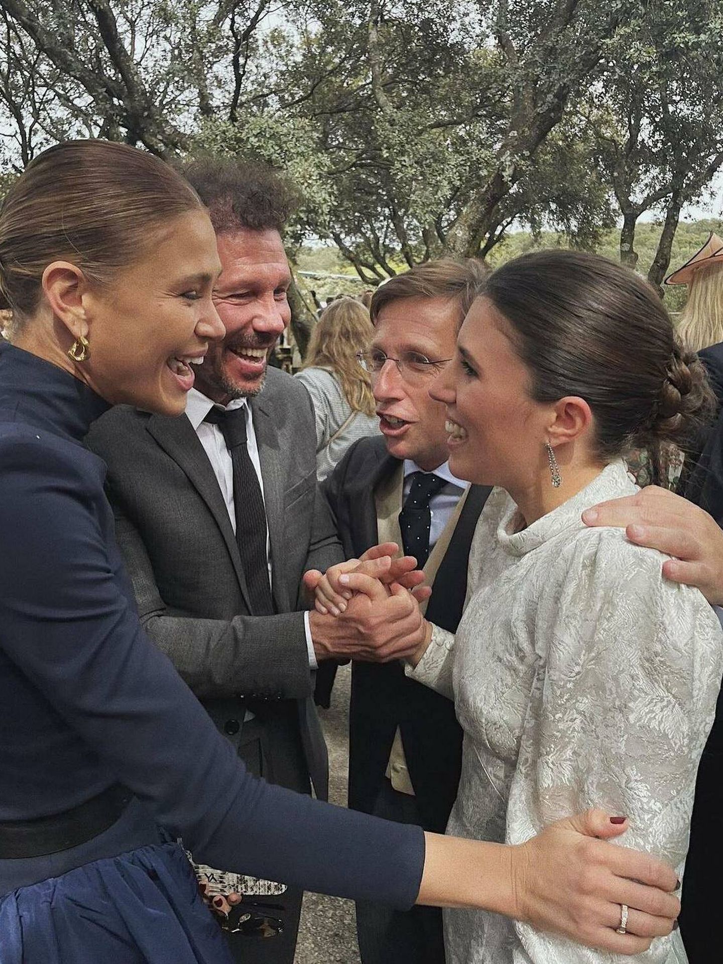 Carla Pereyra y Diego Simeone saludan a Almeida y Teresa Urquijo en la boda. (Redes)