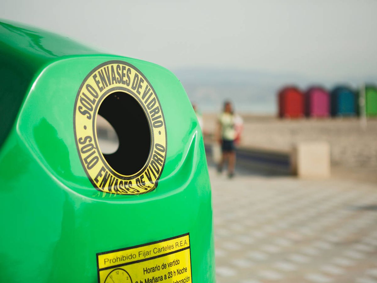 Foto: Un contenedor verde para el reciclaje de vidrio. (Ecovidrio)