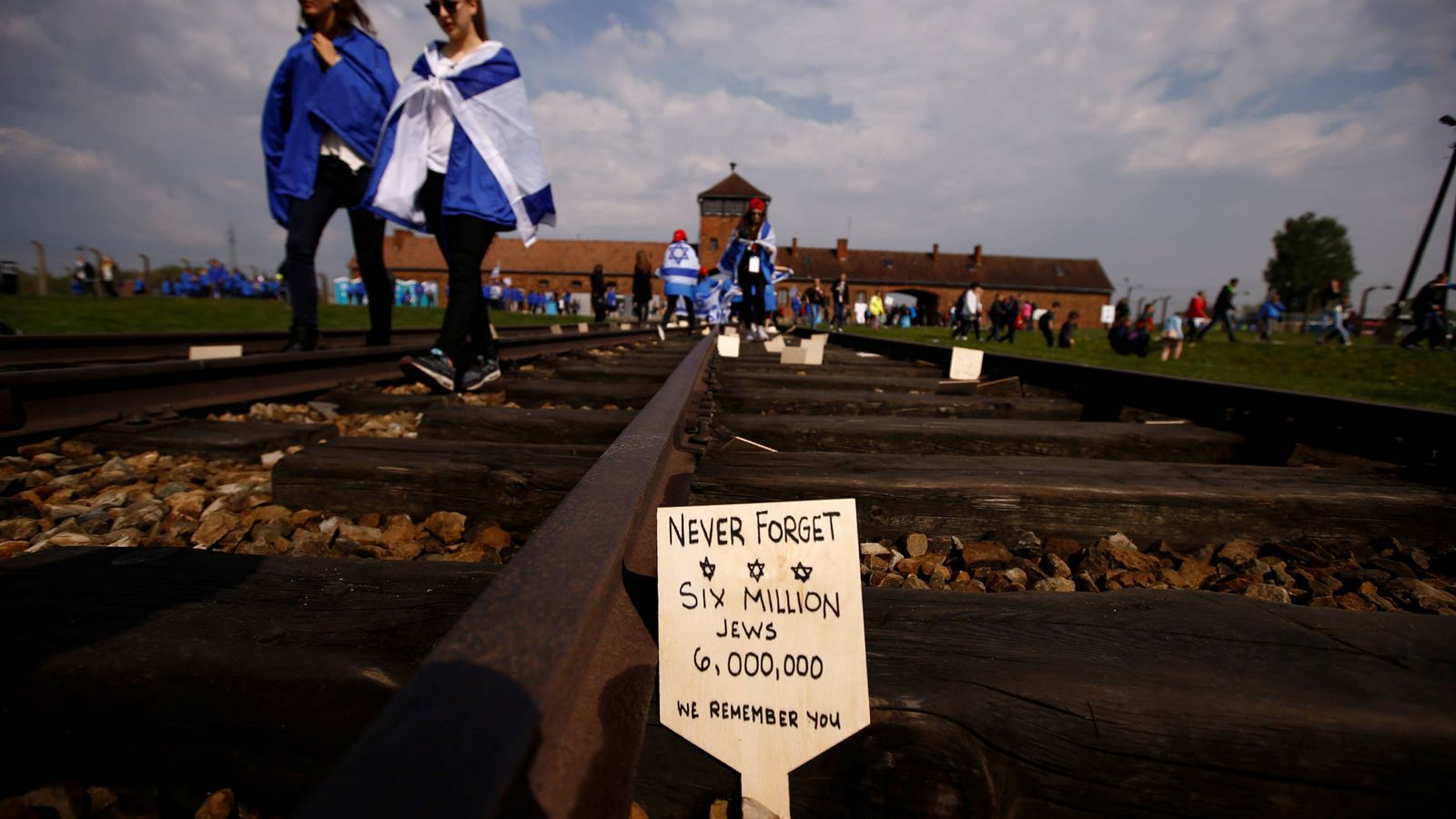 Foto: Un letrero recordando a los seis millones de muertos judíos, sobre los raíles del campo de Auschwitz. (Reuters)