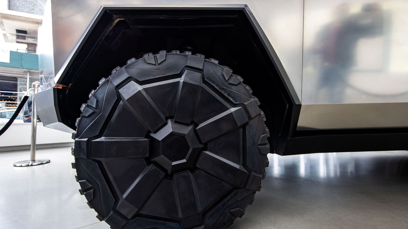 La nueva chapuza de Elon Musk: al Cybertruck ahora se le caen las ruedas
