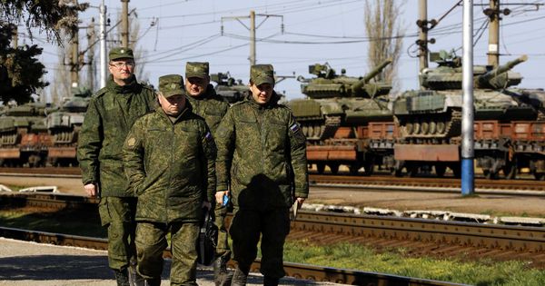 Foto: Oficiales rusos caminan por una estación de tren en Simferopol, en marzo de 2014. (Reuters)