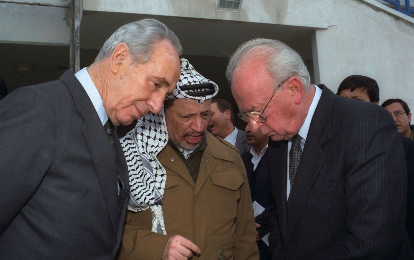 Isaac Rabin y Simón Peres con Yasser Arafat, en 1995. (Efe/ Yaacob Saardas)