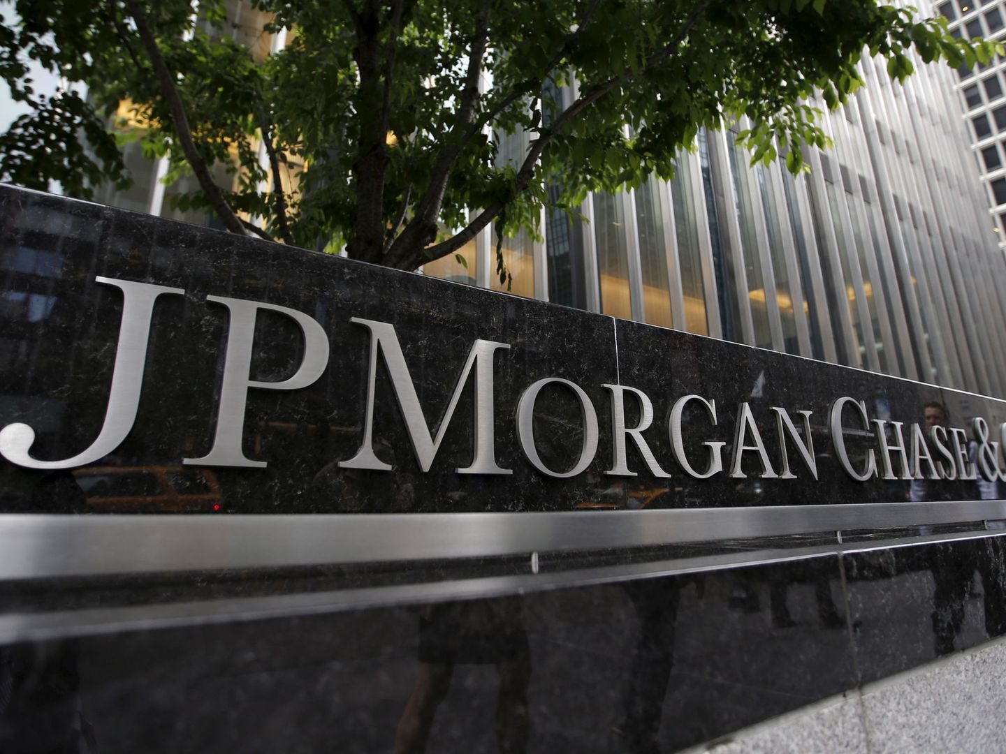 Fachada de una de las oficinas de JP Morgan Chase. (Reuters)