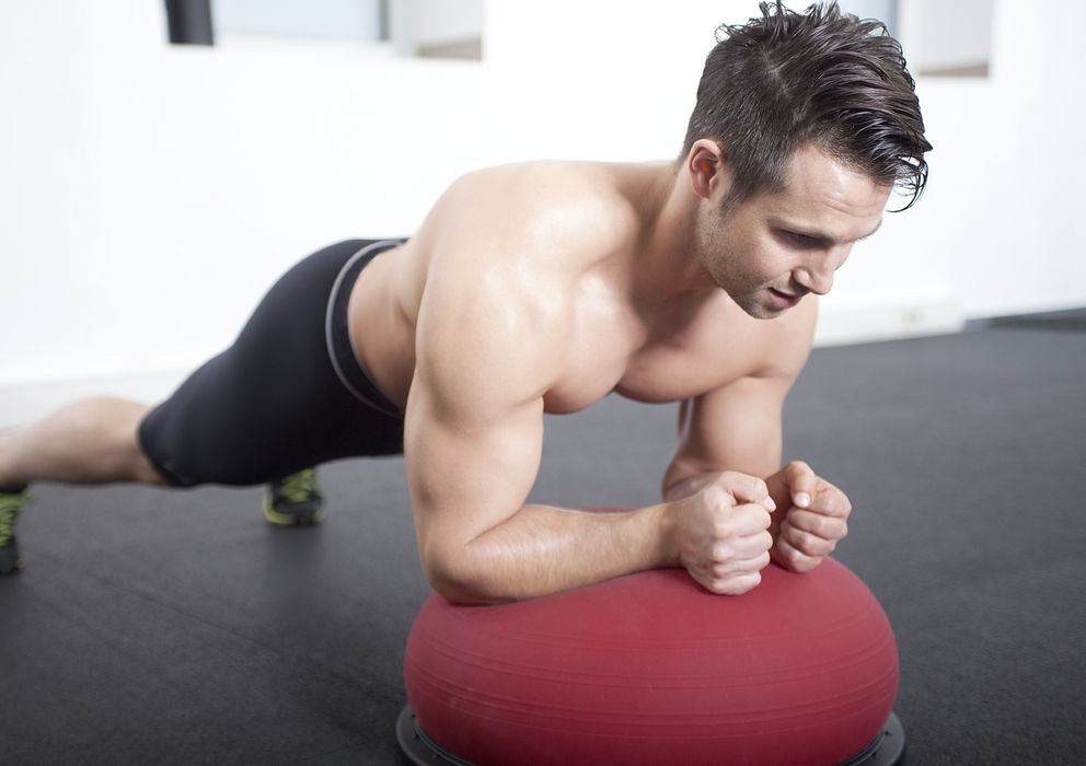 Foto: Las planchas son el ejercicio más efectivo para entrenar los abdominales. (iStock)