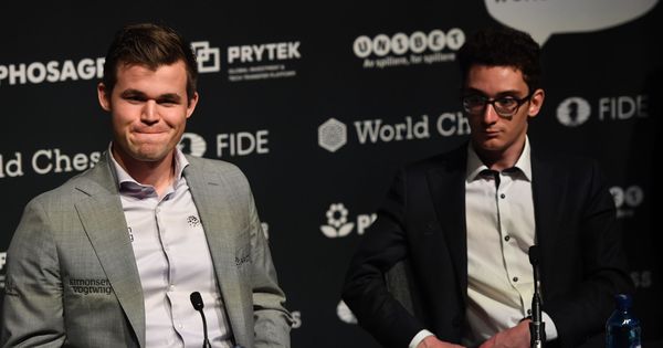Foto: Magnus Carlsen (i) y Fabiano Caruana en la rueda de prensa posterior a la última partida del Mundial de Ajedrez. (EFE)