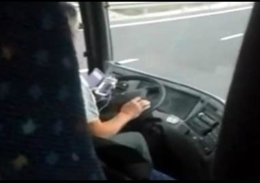 Foto: El conductor del autobús escolar grabado mientras enviaba WhatsApp al volante (Atlas)