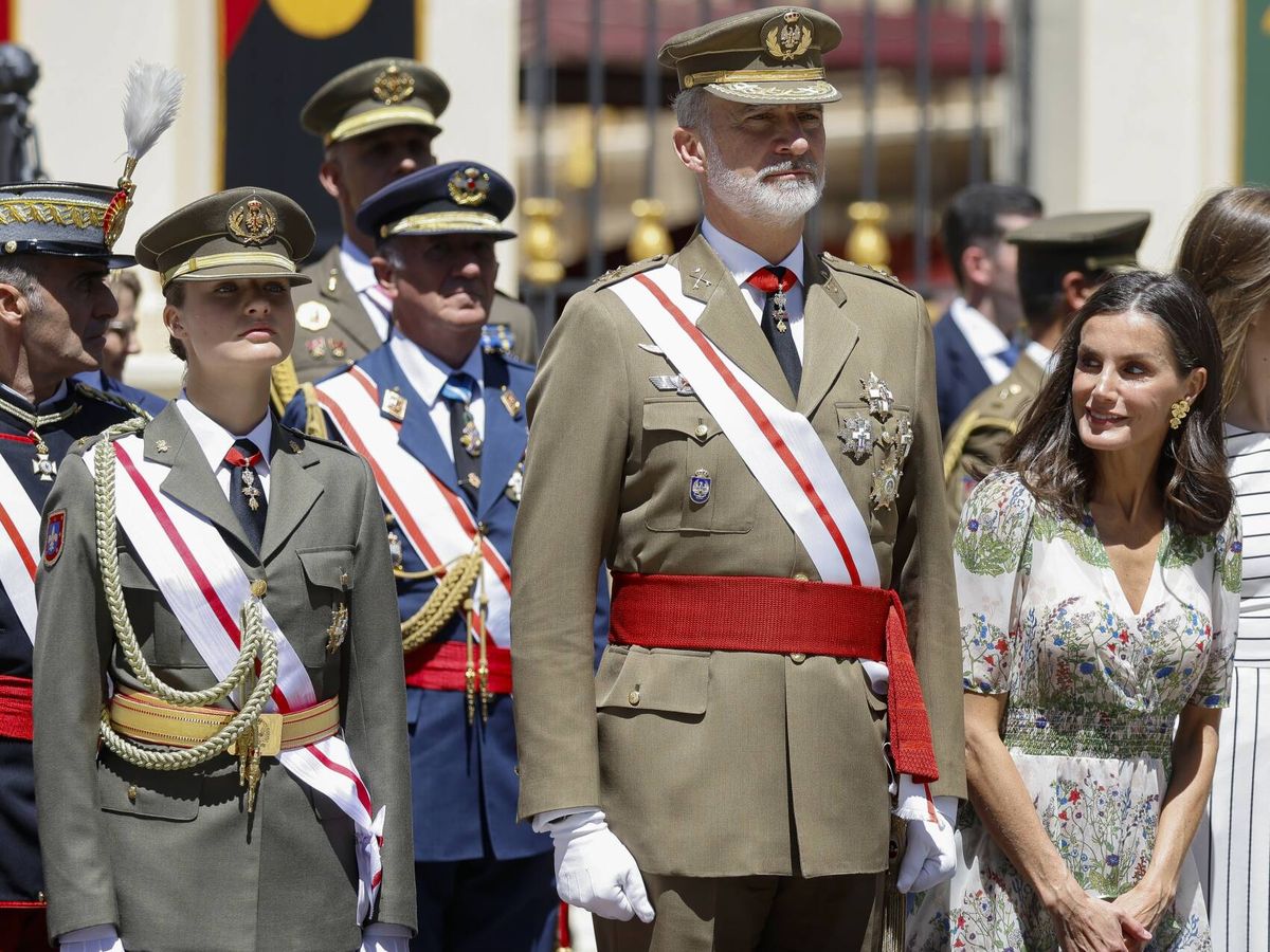 Foto: La mirada de la reina Letizia a Leonor, en la Academia Militar con Zaragoza. (Gtres)