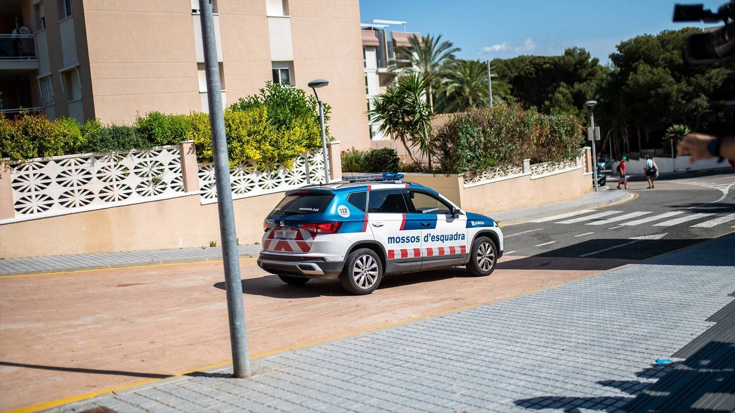 Un coche de agentes de policía en la zona del tiroteo. (Europa Press/ Laia Solanellas)