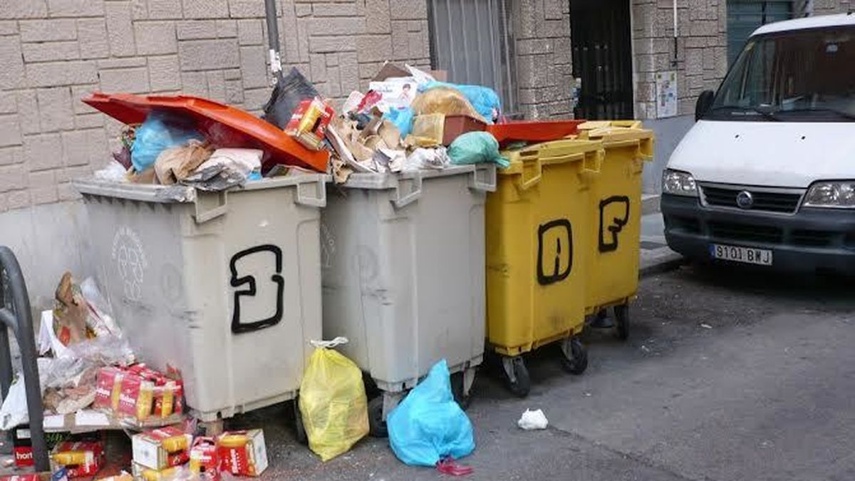 La guerra por la basura de Madrid empieza a dejarse oler en las calles de la capital