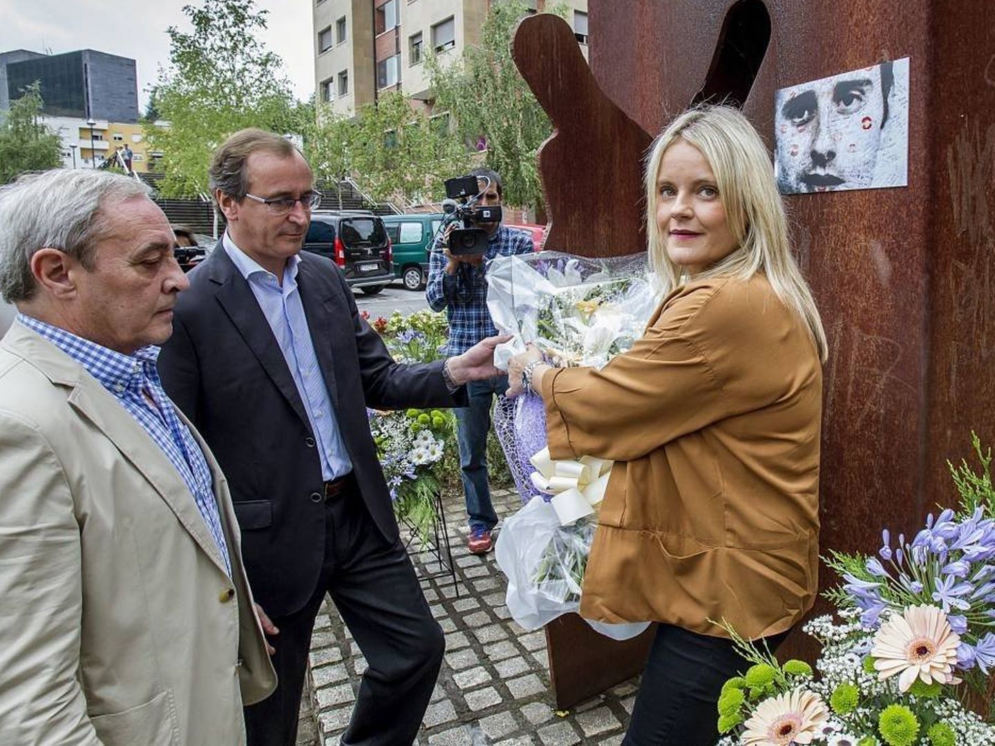 Fernando Lecumberri, a la izquierda, Alfonso Alonso y Mari Mar Blanco en el homenaje a Miguel Ángel Blanco el pasado año con motivo del 20 aniversario de su asesinato. (EC)