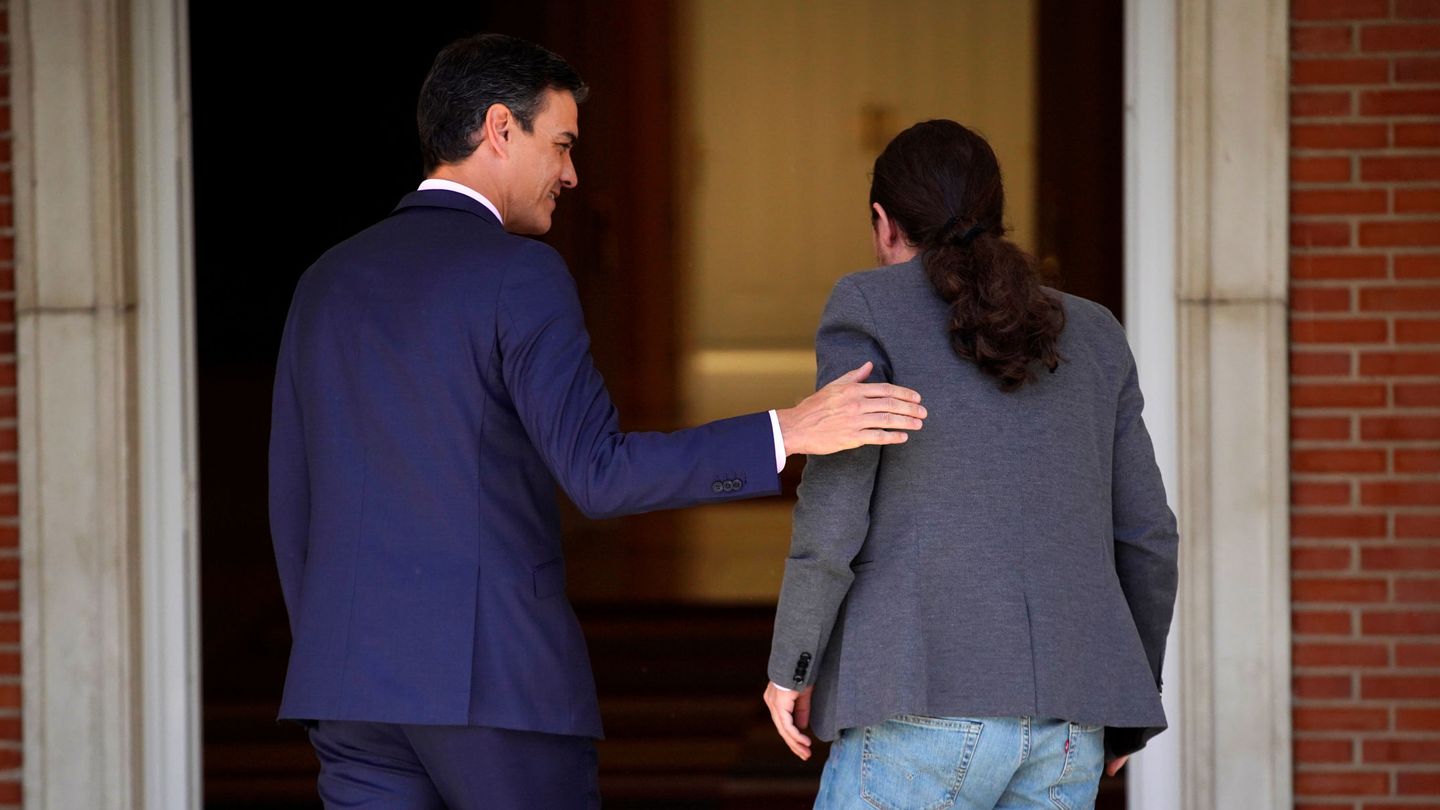 Pedro Sánchez, junto a Pablo Iglesias, en la Moncloa. (Reuters)