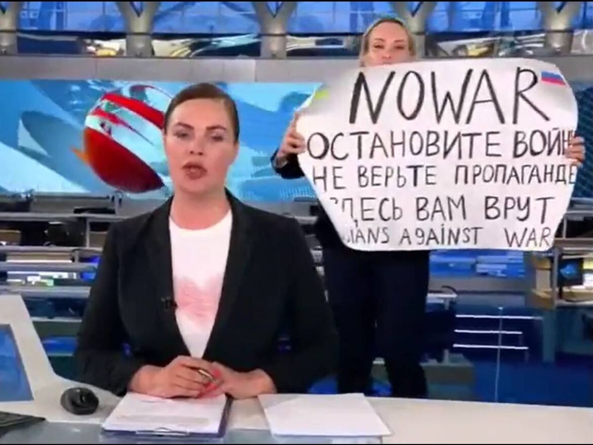 Foto: Captura vídeo momento aparición periodista rusa informativos. (Twitter)