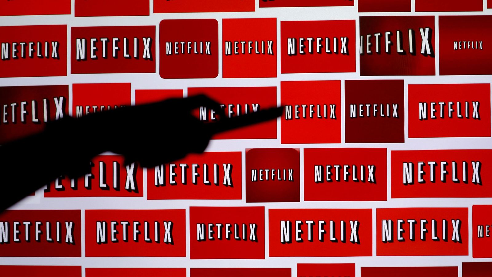 Foto: Ilustración con el logotipo de Netflix de fondo. (Reuters)