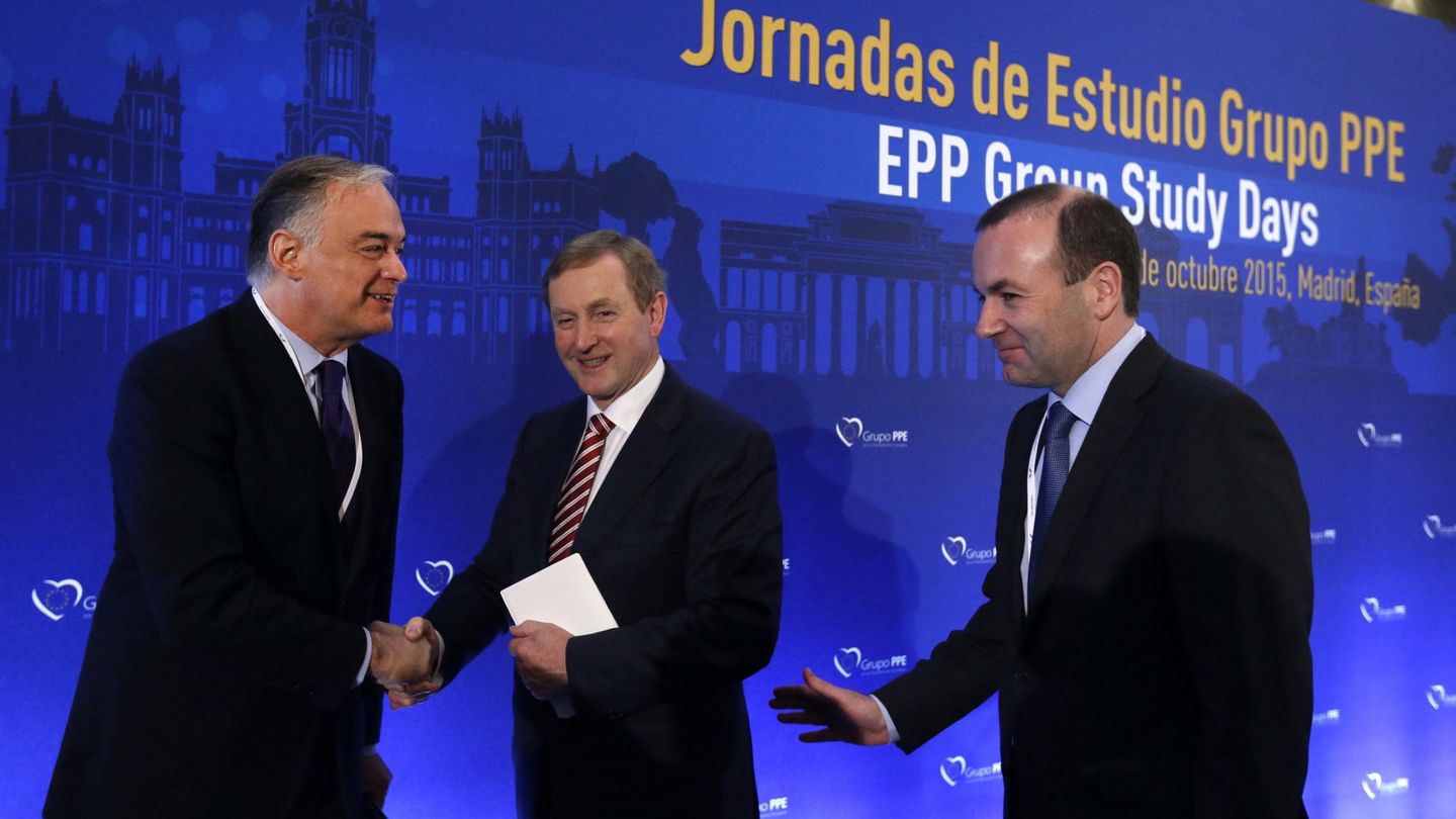 Esteban González Pons saluda al primer ministro irlandés, Enda Kenny (c), mientras se dirige al candidato del PPE a la presidencia de la Comisión Europea, el alemán Manfred Weber. (EFE)