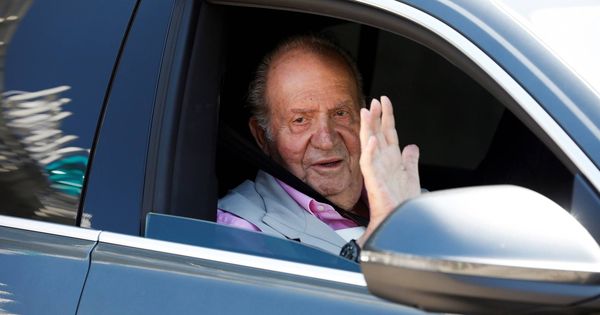 Foto: El rey Juan Carlos a su salida del hospital tras recibir el alta médica. (EFE)