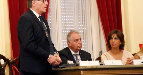 Foto: Eduardo de Castro, único diputado de Cs, en la Asamblea de Melilla, al tomar posesión de su cargo de presidente de la ciudad autónoma. (EFE)