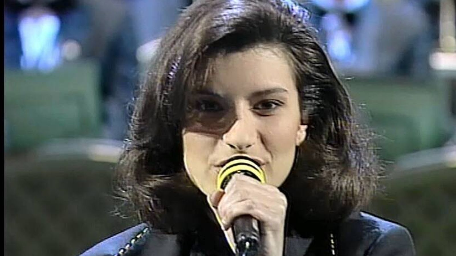 Laura Pausini, en el Festival de Sanremo en 1993 con 19 años. (YouTube/RAI Italia)