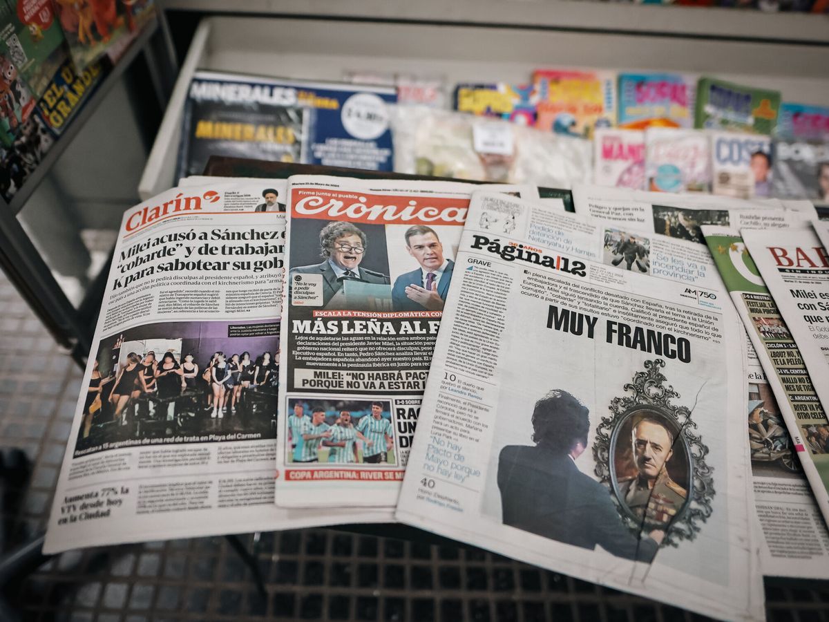 Foto: Portadas de los principales diarios argentinos que hacen referencia a Javier Milei y Pedro Sánchez, este martes en Buenos Aires. (EFE/Juan Ignacio Roncoroni)