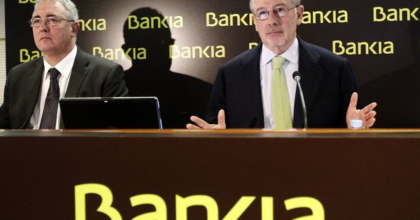 Foto: Francisco Verdú (izda.) y Rodrigo Rato en 2012, cuando eran los dos primeros ejecutivos de Bankia. (EFE)